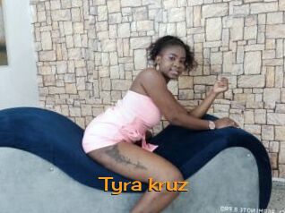 tyra_kruz Sortez Couvert